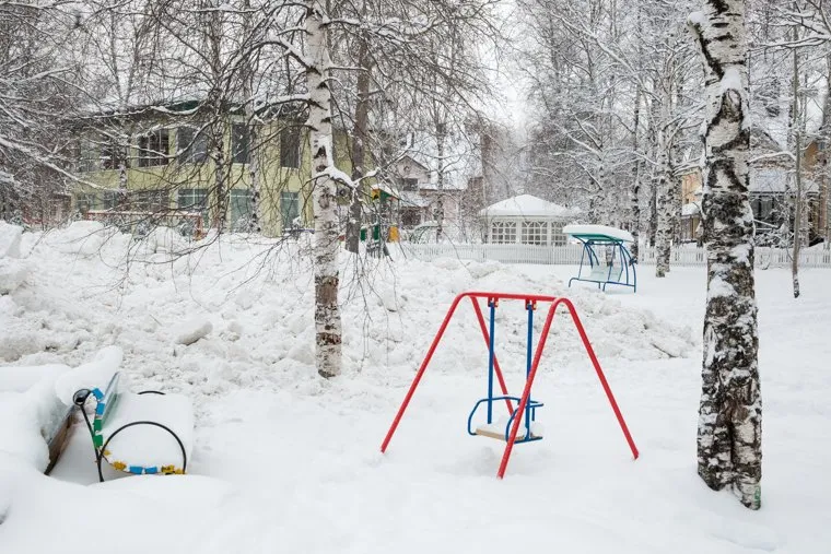 Коттеджный поселок "Березка". Сургут, детская площадка, качели