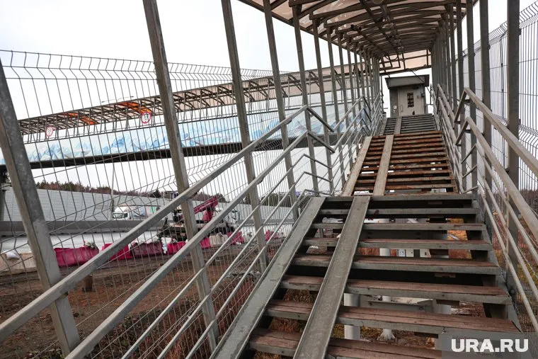 Надземный переход сильно пострадал при ДТП с автомобилем (архивное фото)