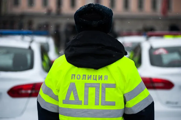 Вручение свердловским полицейским ключей от новых автомобилей. Екатеринбург , машина дпс, машины, полиция, правоохранительные органы, гибдд, дпс, зима, автомобили