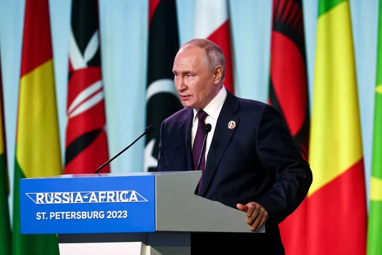 Президент России Владимир Путин на подписании документов по итогам саммита "Россия-Африка". Санкт-Петербург