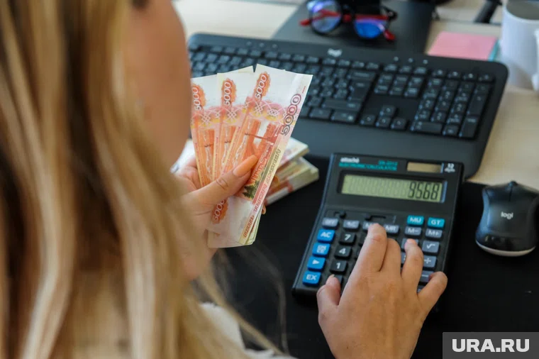 В России МРОТ будет эквивалентен 48 процентам медианной зарплаты за 2025 год
