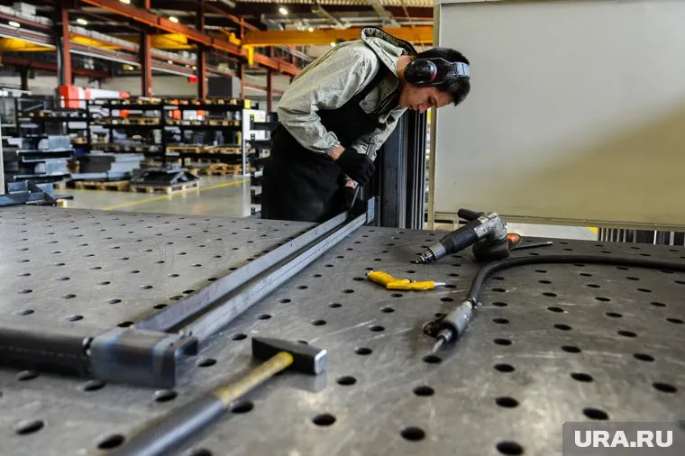 Курганцев зовут работать слесарями в Перми за 125 тысяч рублей