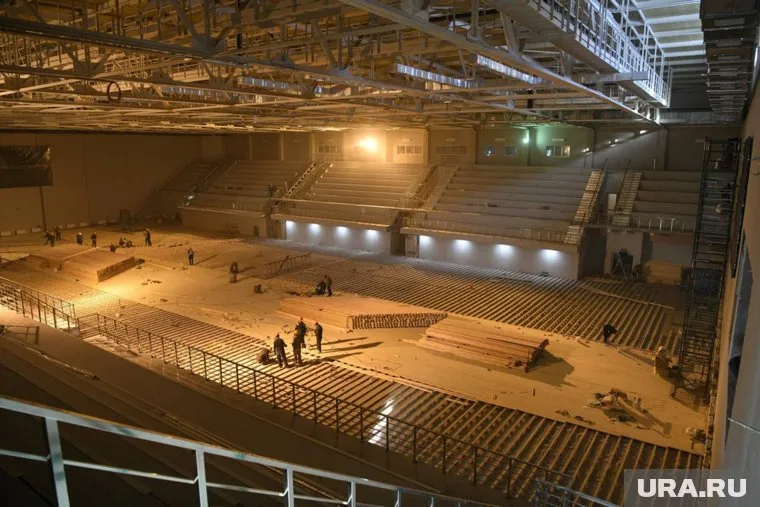 Строители завершают отделочные работы в помещении