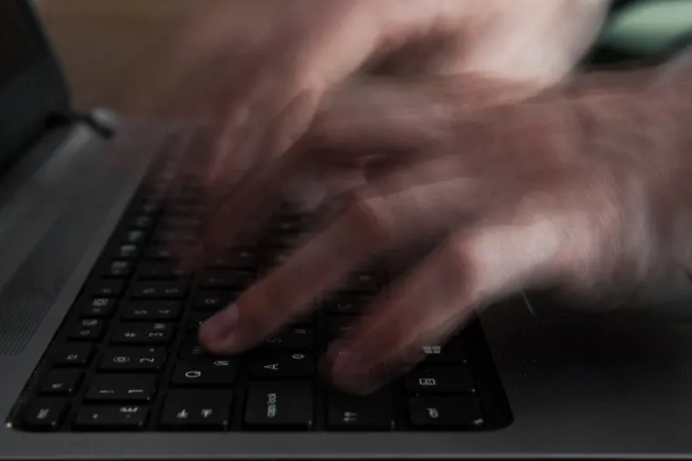 Инвестиции, хакеры. Клипарт. Екатеринбург, компьютер, хакер, взломщик, хакеры, програмист, хакерство