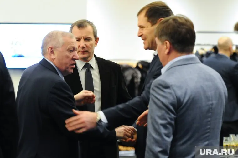 Евгений Тефтелев (первый слева) "Вечерку" получил безвозмедно. Андрей Барышев (второй справа) пока только думает о покупке