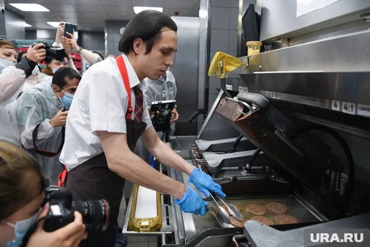 Бургер можно заказать в ресторанах сети по всей стране