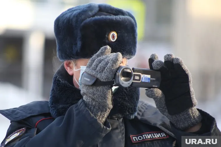 На кадрах сотрудники полиции задержали подозреваемого