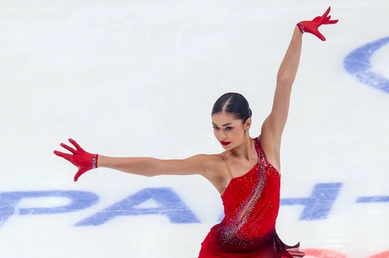 В ночь на вторник фигуристка прилетела во Внуково из Италии