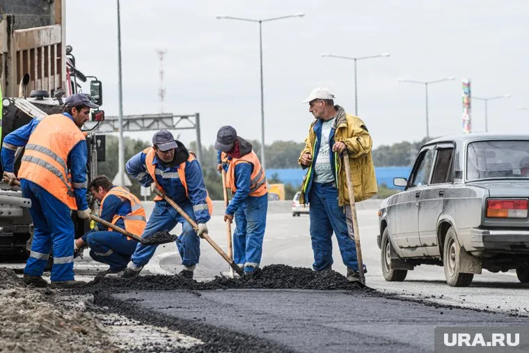 Работы ведутся на всех участках трассы Салехард — Сургут (архивное фото)