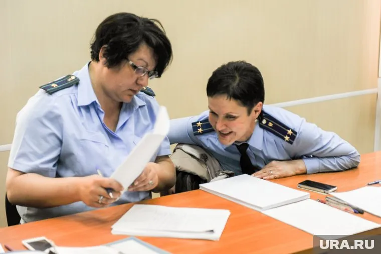 Официально Шишкина (слева) уволилась по собственному желанию