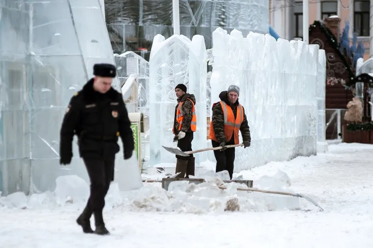 Обрушение части скульптуры в ледовом городке. Екатеринбург