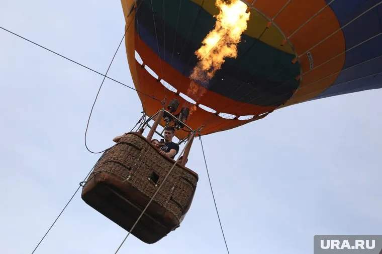 Баннер подняли с помощью воздушного шара