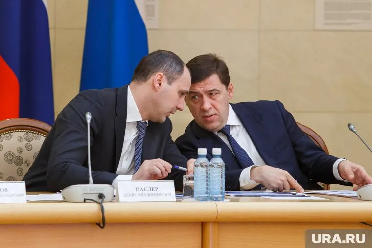 Свердловские власти (на фото премьер Денис Паслер (слева) и губернатор Евгений Куйвашев) прошли референдум о доверии, который в 2011 году провалили их предшественники