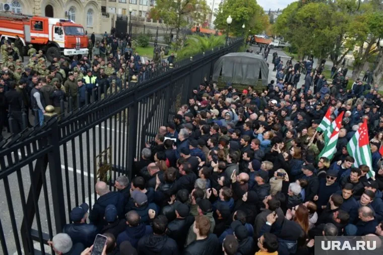 Оппозиционеры штурмуют парламент в Сухуме