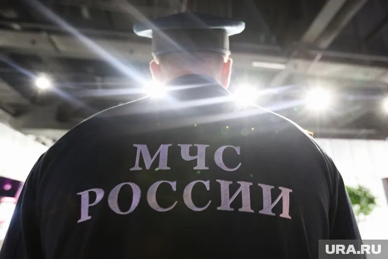Спасатели достали из затонувшего автобуса девять человек, рассказали в МЧС