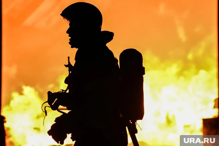 Пожарные ликвидировали возгорание на территории завода, сообщает SHOT