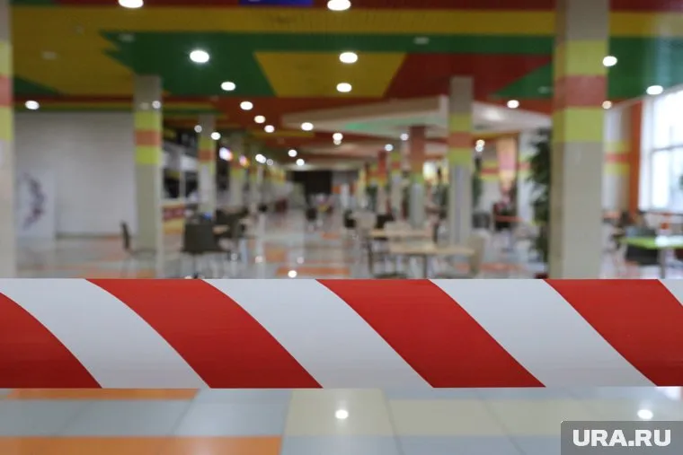 За продуктами в «ОКЕЙ» пускают без исключений, а вот пройти в другие магазины на территории гипермаркета можно только с кодом