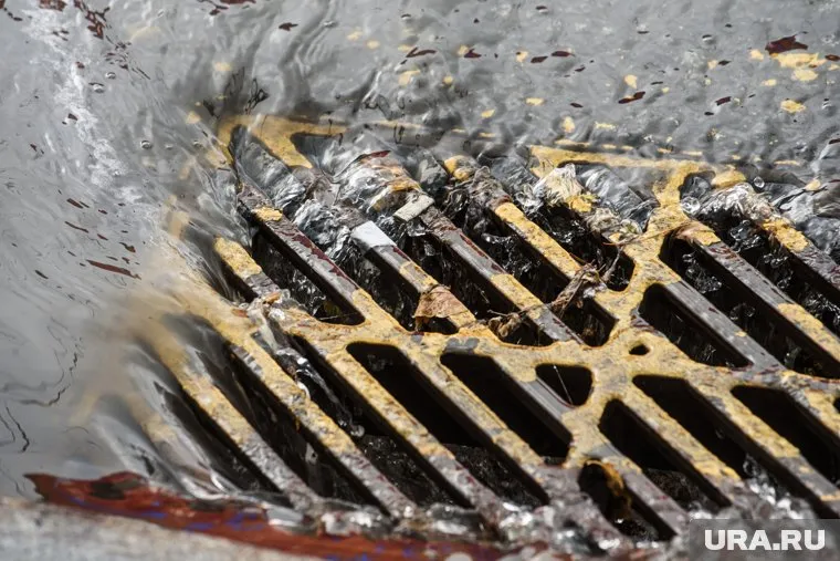 В Челябинске активно чистят ливневую канализацию