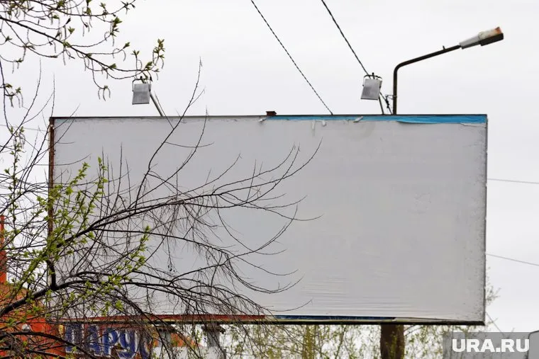 За полтора месяца число снесенных рекламных конструкций выросло в шесть раз (архивное фото)