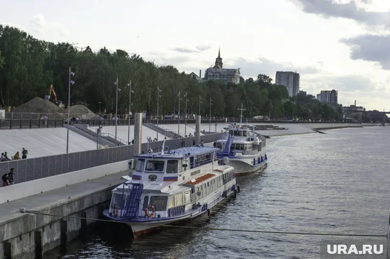 Прогулочный теплоход загорелся в Южном порту Москвы