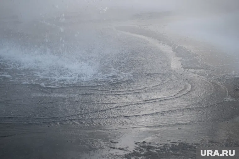 Причиной потопа стал прорыв чугунного водопровода, указано в посте