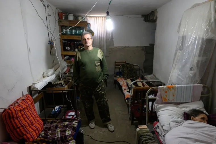 Нина Кузова и ее сын в подвале дома. Нагорный Карабах, Степанакерт