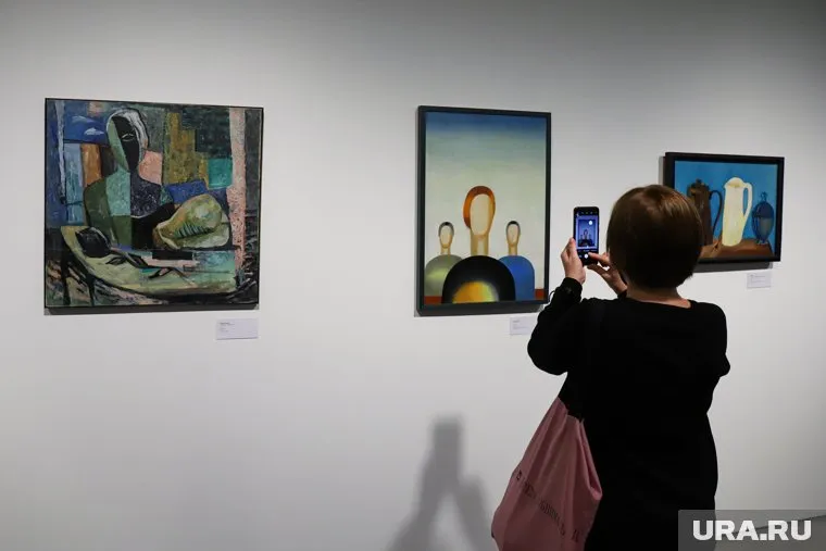 Ущерб картине «Три фигуры» (в центре) оценивали в 250 тысяч рублей