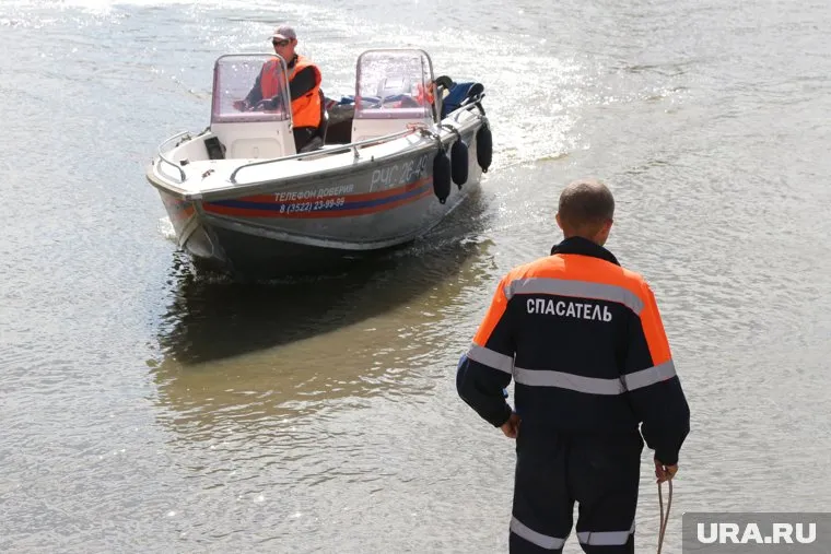 Спасатели эвакуировали людей с острова на лодках (архивный снимок)