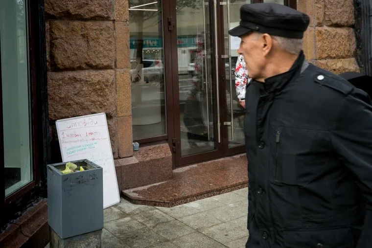 Очередь за новыми IPhone X у re-Store на Тверской улице д. 27. Москва, мусорный бак, прохожий, объявление