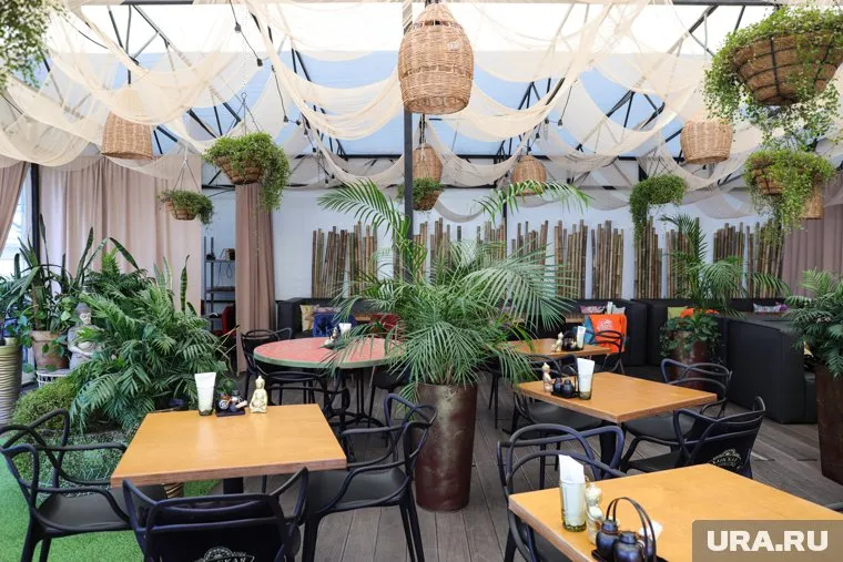 Летняя веранда ресторана MIO. Екатеринбург
