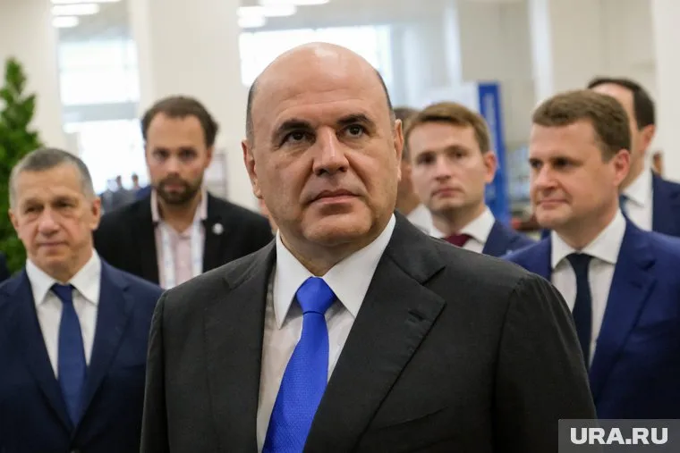 Мишустин подчеркнул, что цифровизация позволила людям не стоять в очередях за регистрацией прав на земельный участок