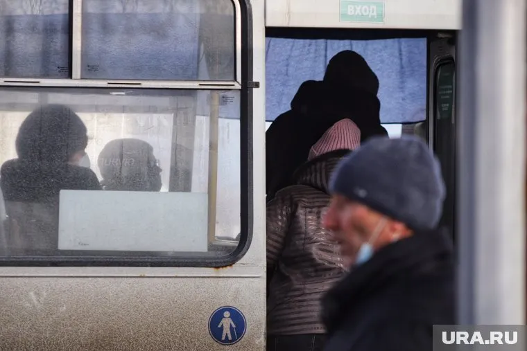 Пассажиры, которых не довезли, вышли в Шадринске