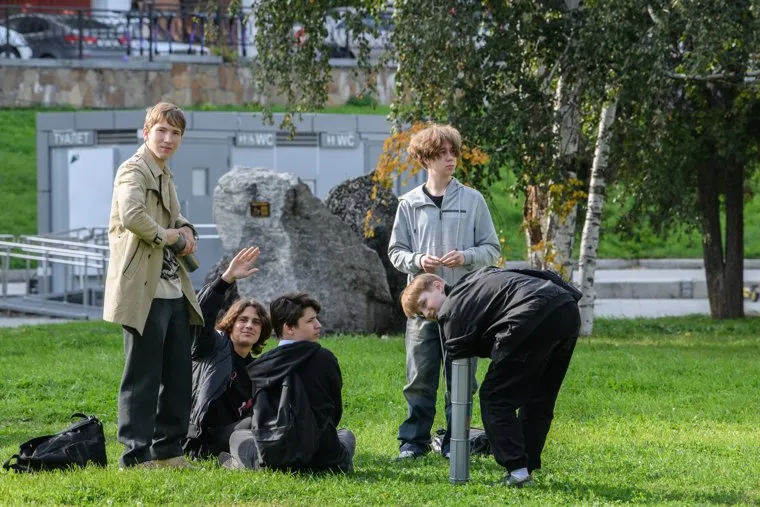 Школьники и студенты на городских улицах в День знаний. Екатеринбург 