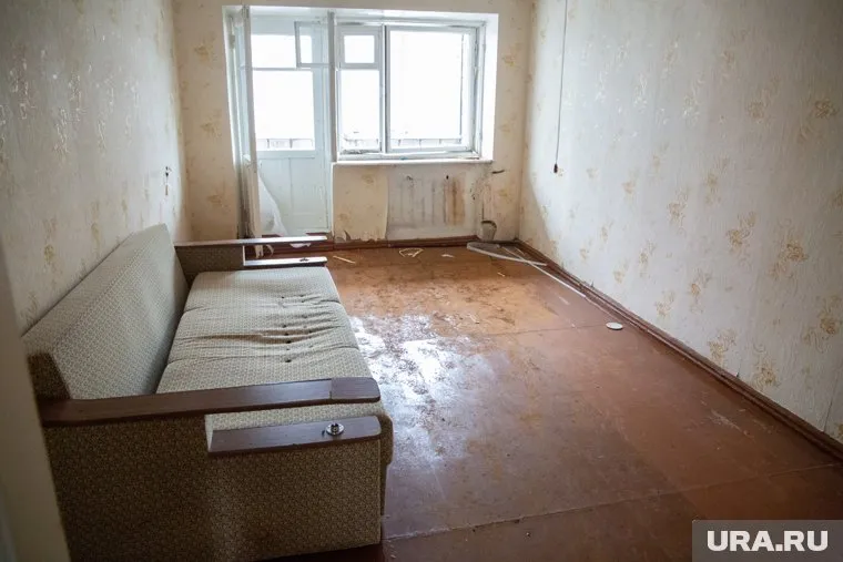 Старый дом давно расселили, а новую квартиру еще не дали (архивное фото)