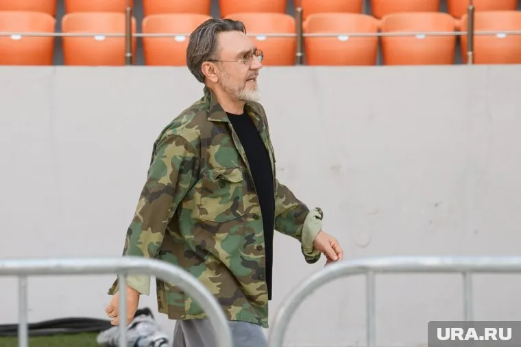 Шнуров появился на «Екатеринбург Арене» с бывшей женой Абрамовой (справа, за артистом)