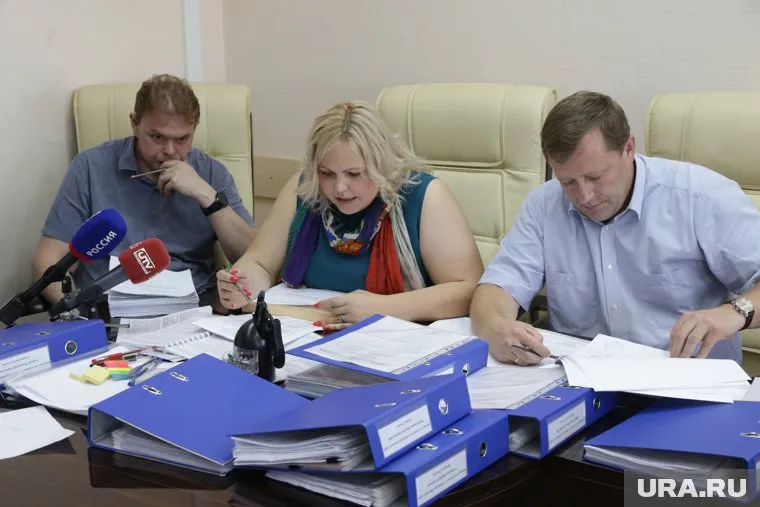 Вместо Александра Смертина (справа) секретарем краевой избирательной комиссии Прикамья стала Татьяна Любарская (в центре)