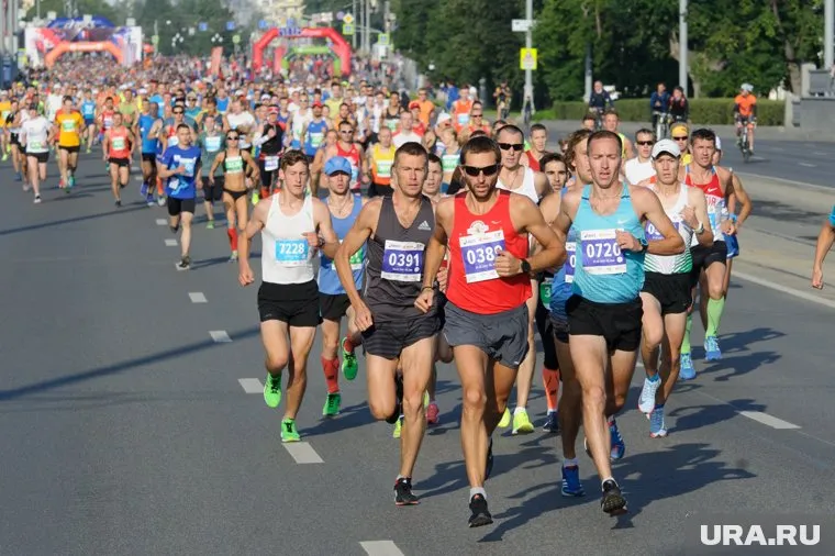 Спортсмены бежали дистанцию от 10 до 42 км