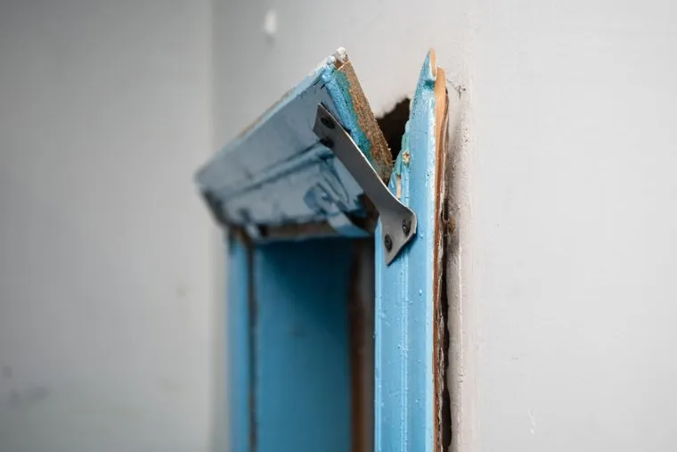 Наркоманы в подъездах. Сургут, разрушения, подъезд, закладки