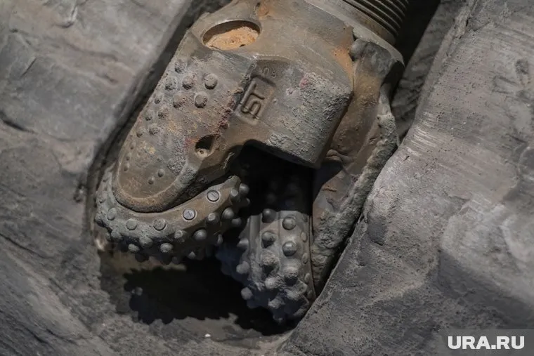 Компания поставляла заказчикам буровые установки и другую промышленную спецтехнику