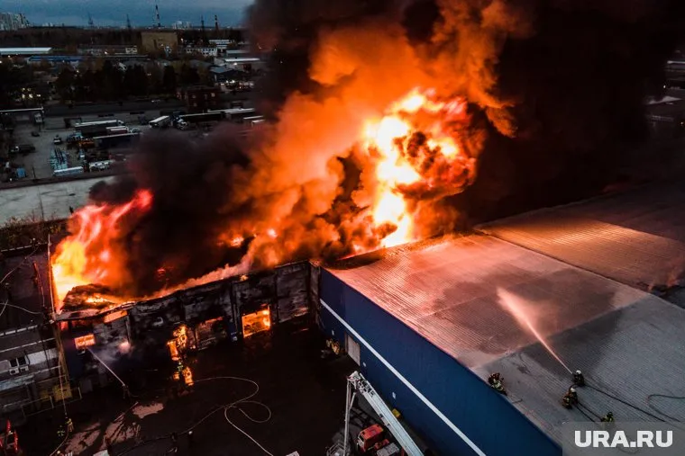 Пожар разрастается с огромной силой