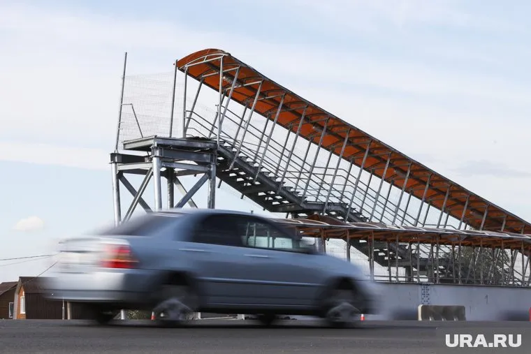 В Кургане рухнул пешеходный мост, идущий через трассу
