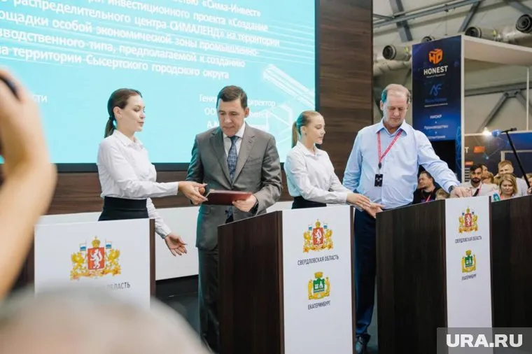 Евгений Куйвашев (слева) подписал соглашение с Андреем Симановским