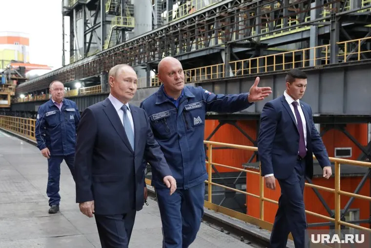 Владимир Путин уже не в первый раз становится участником запуска новых производств на ММК (фото из архива)