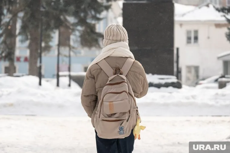 Девочка вышла из подъезда и неизвестны пошел за ней (архивное фото)