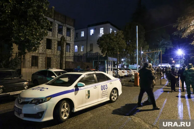В столице Абхазии Сухуме ранены пять человек в результате стрельбы на похоронах