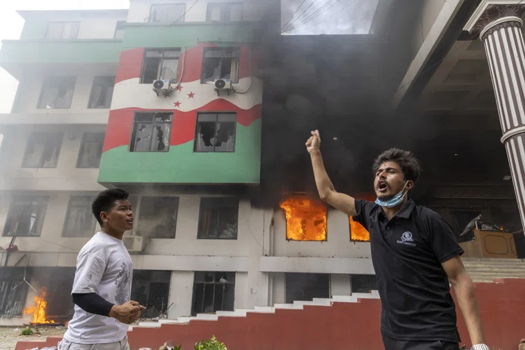 Протестующие подожгли гостиницу Hitlon, связанную с сыном премьер-министра страны