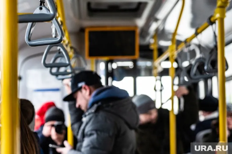 Неизвестный мужчина начал приставать к тюменке в общественном транспорте