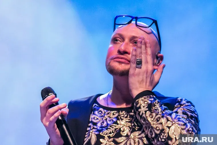 Сейчас помощник певца в больнице