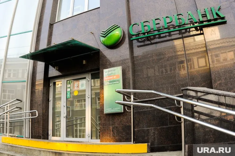 В случае поездок заграницу лучше заранее отложить деньги в валюте той страны, куда вы собираетесь, считает экономист