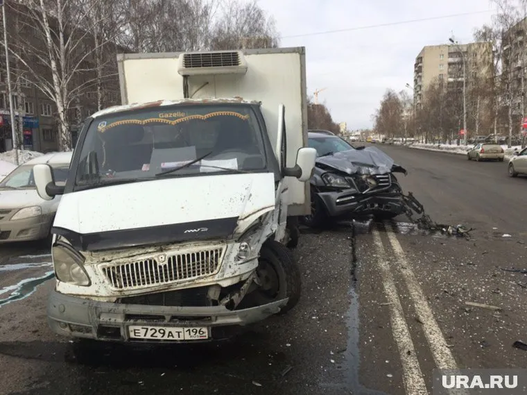 Сотрудники ГИБДД устанавливают детали и виновника ДТП
